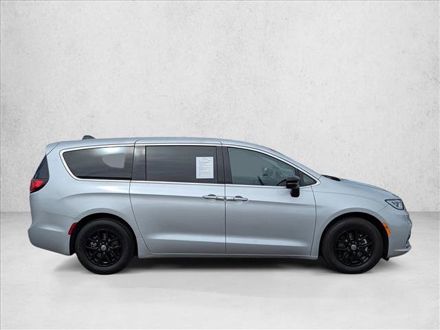 Used 2024 Chrysler Pacifica Touring-L image 4