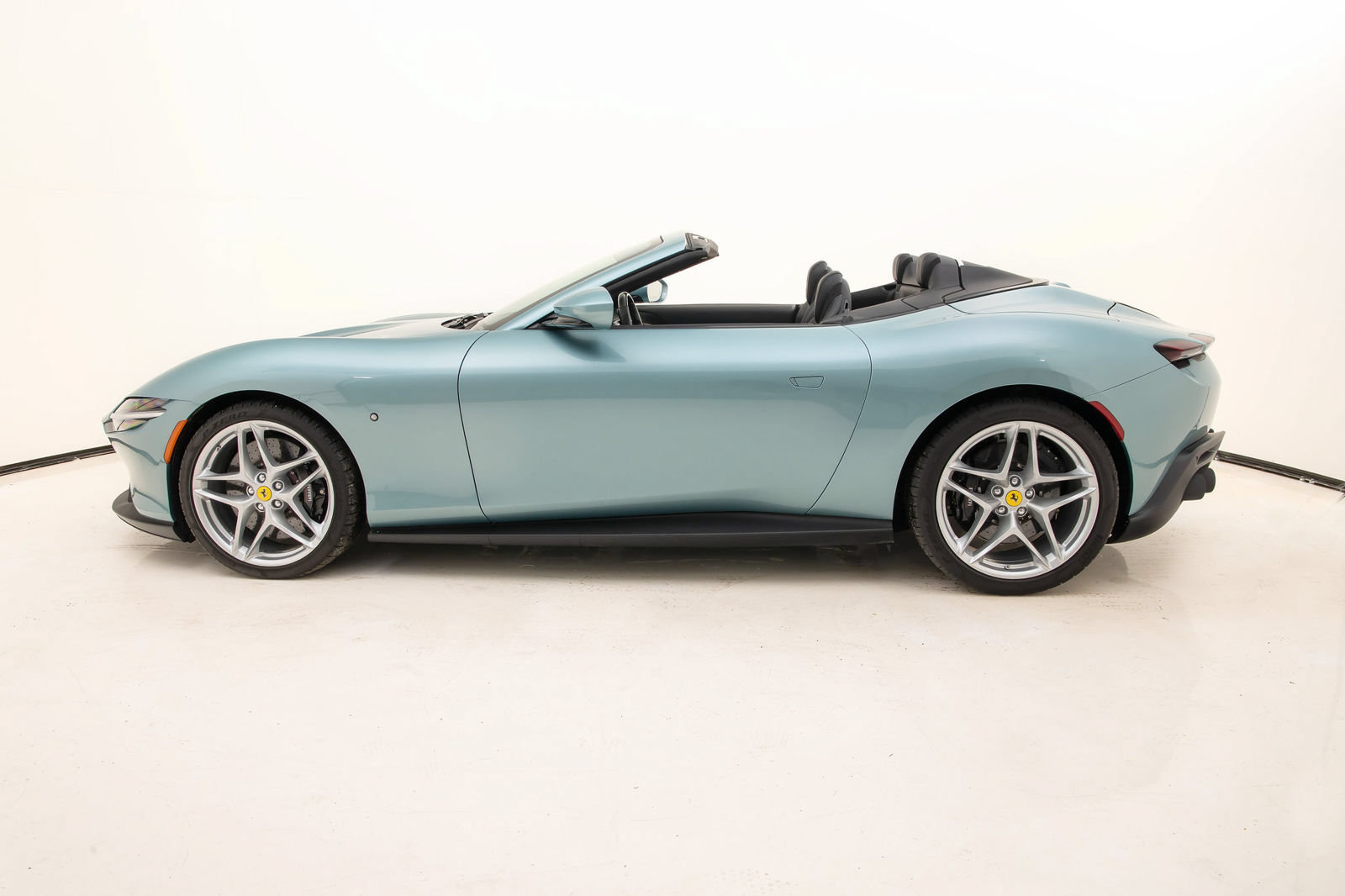 Certified 2025 Ferrari Roma Spider RWD image 8