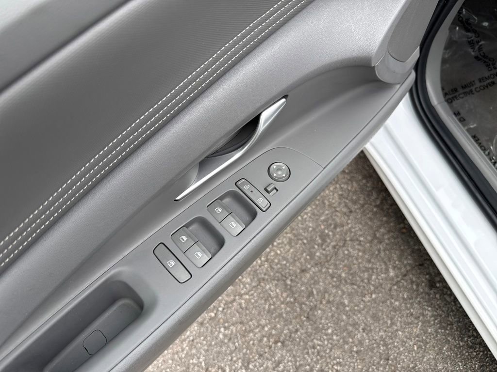 Used 2025 Hyundai Elantra SEL image 14