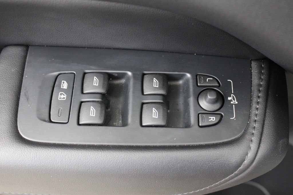 Used 2024 Volvo XC60 B5 Plus w/ Protection Package Premier AWD/4WD image 19