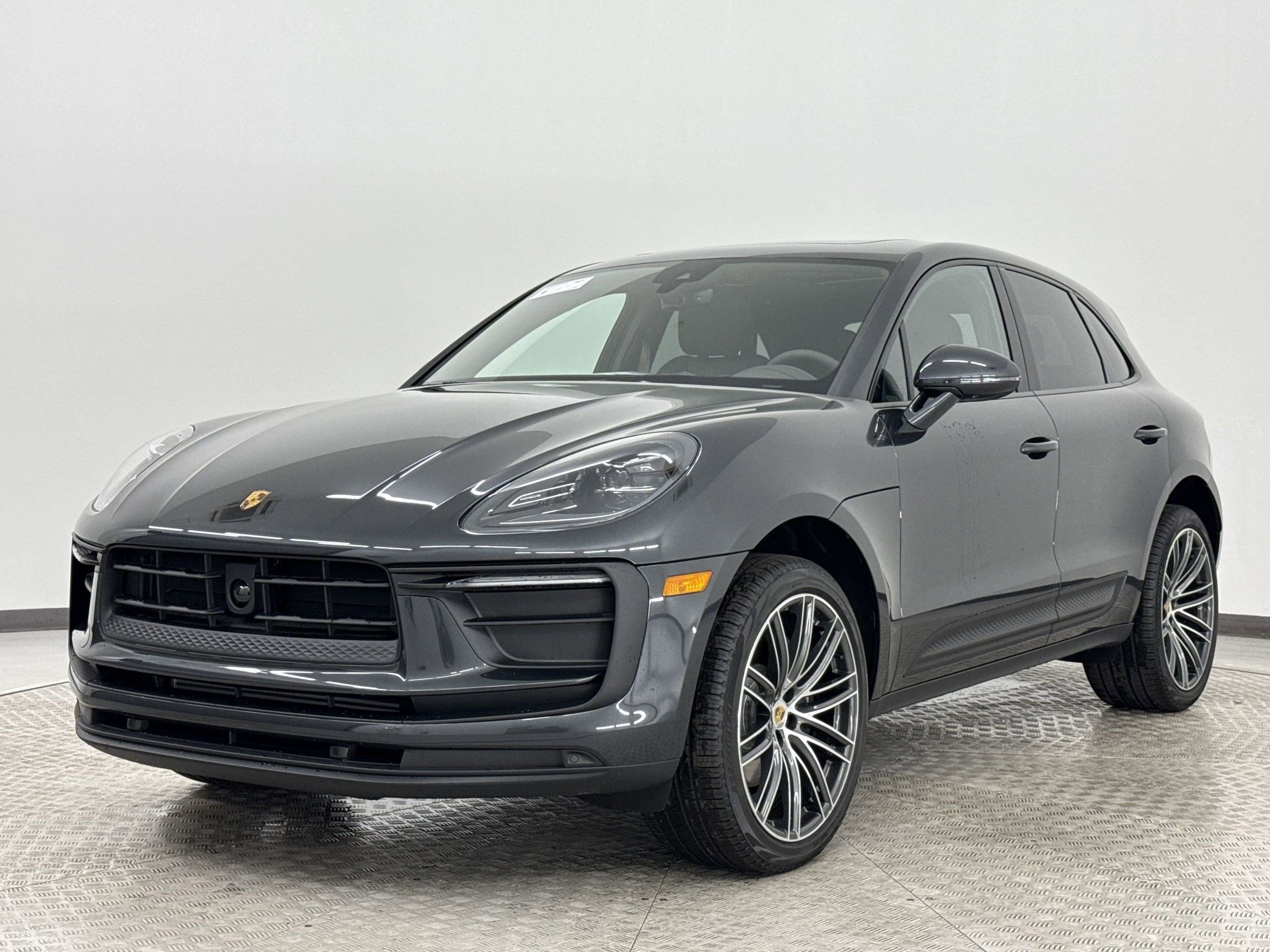 Used 2025 Porsche Macan image 1