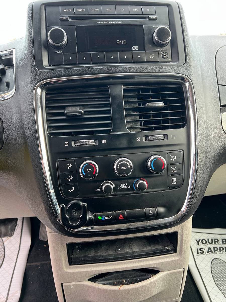 Used 2017 Dodge Grand Caravan SE FWD image 18