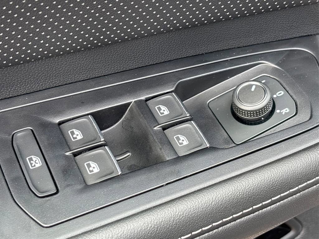 Used 2025 Volkswagen Atlas Cross Sport SE image 36