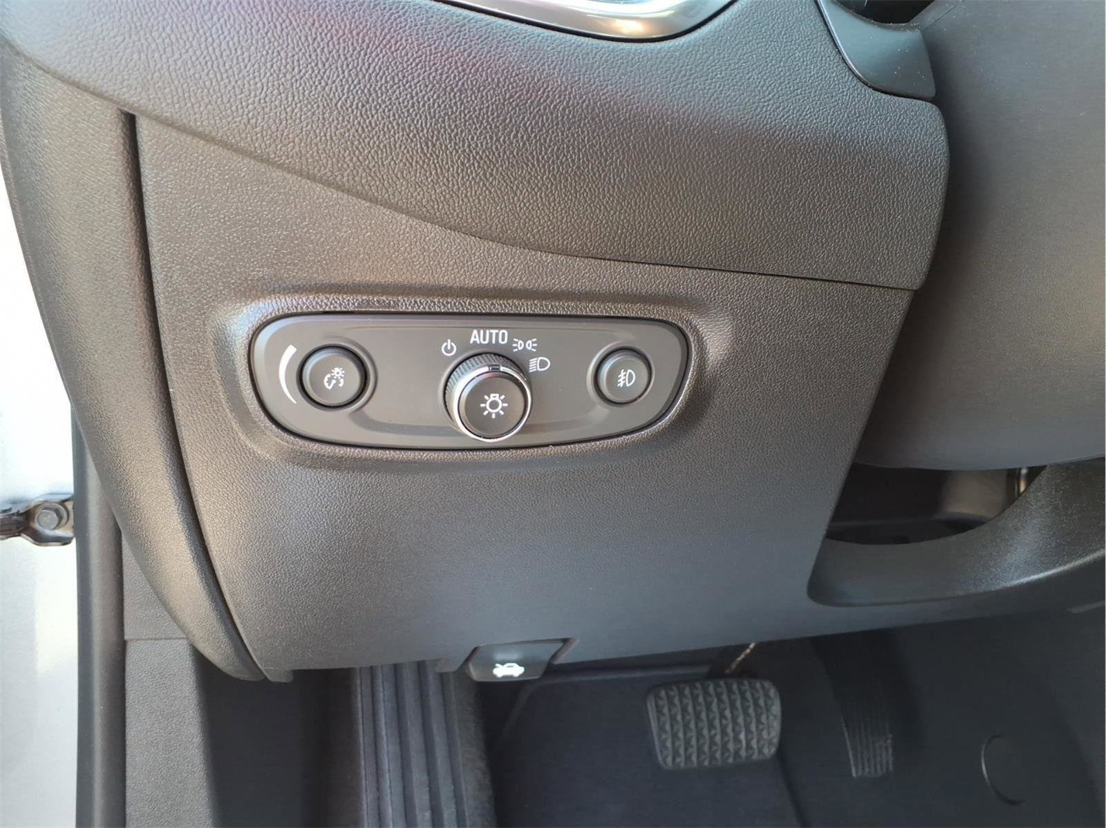 Used 2023 Chevrolet Equinox Premier AWD/4WD image 16