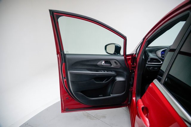 Used 2025 Chrysler Pacifica Select image 22