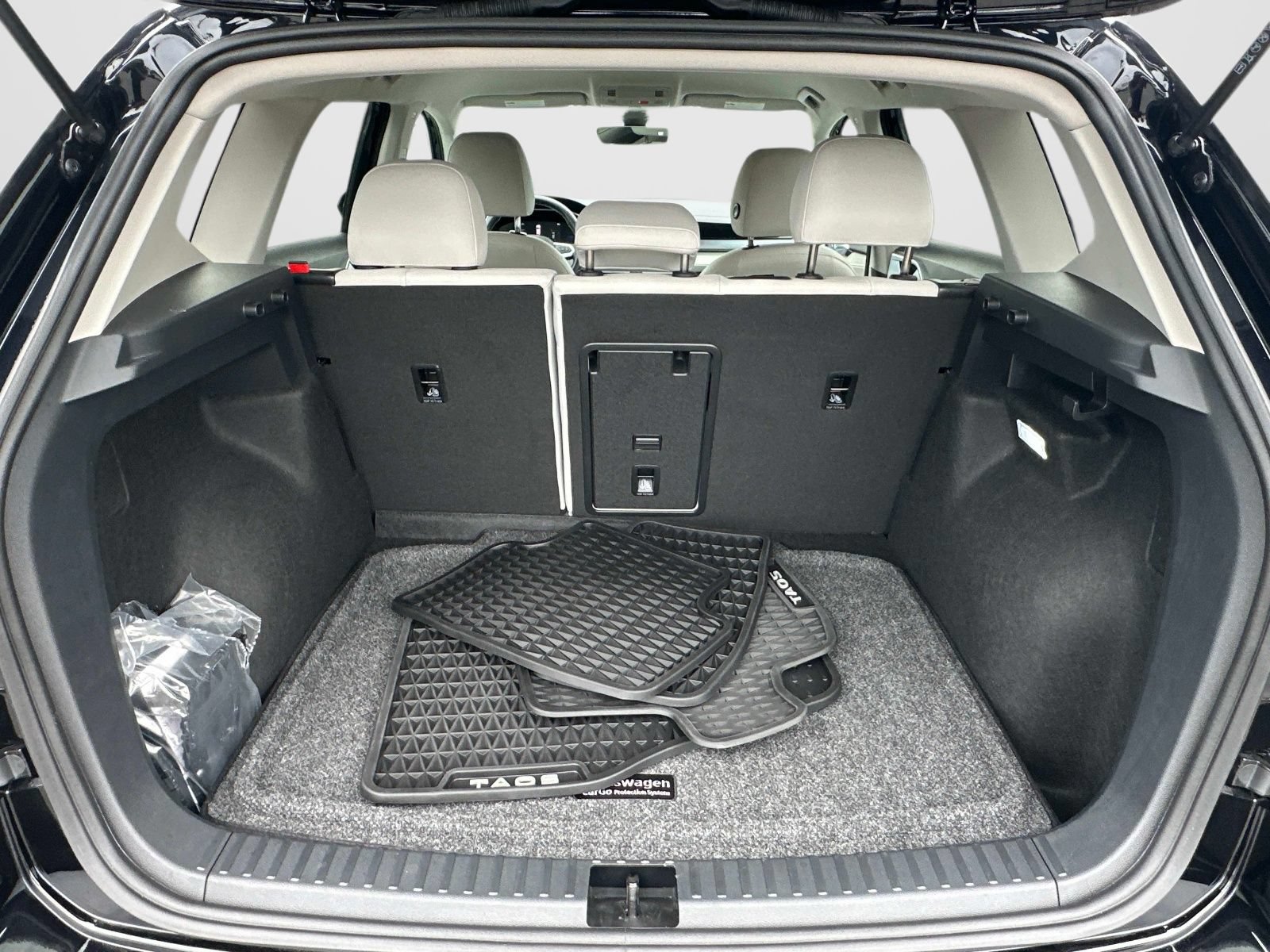 Certified 2025 Volkswagen Taos SE AWD/4WD image 12
