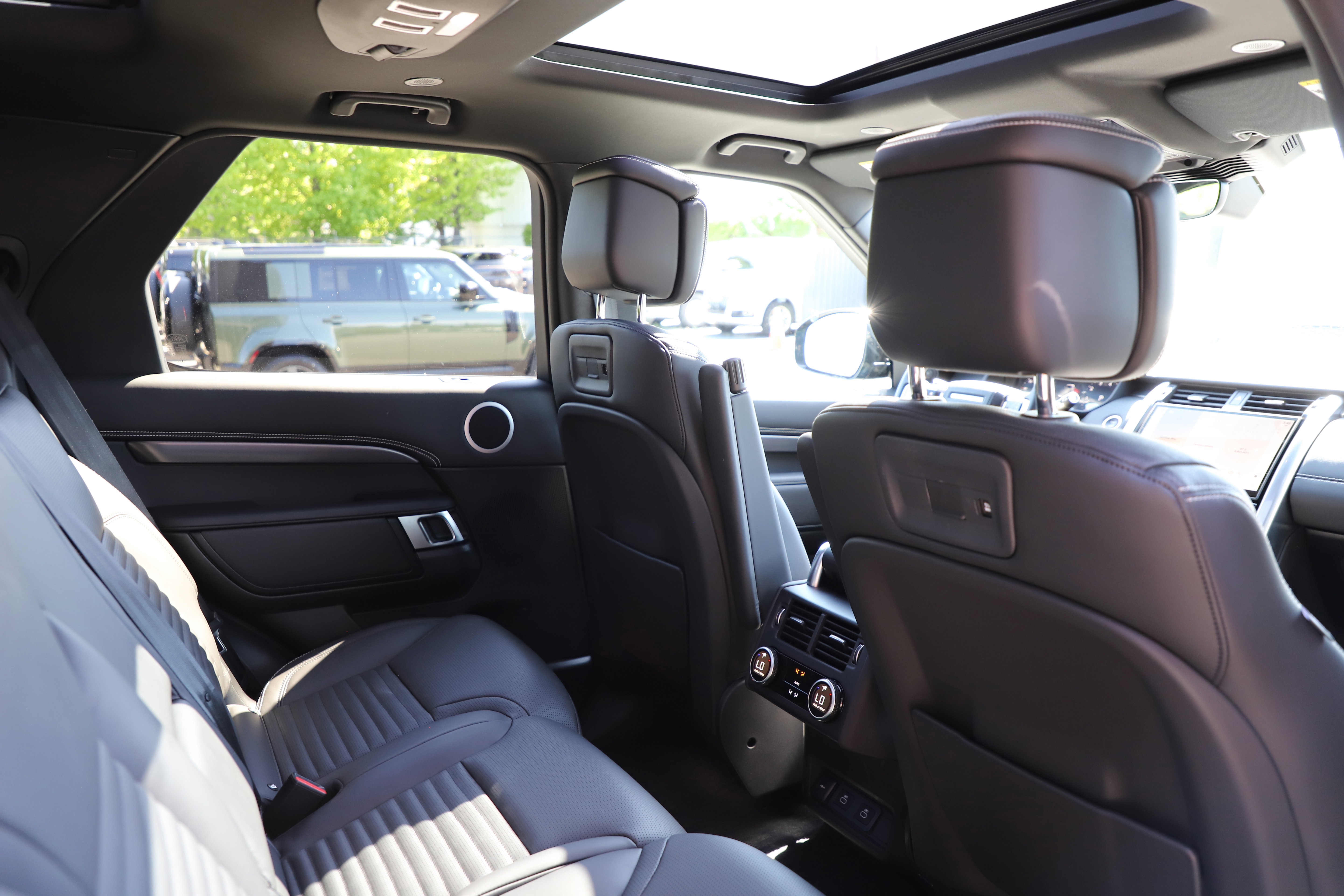 Certified 2025 Land Rover Discovery Metropolitan Edition AWD/4WD image 11