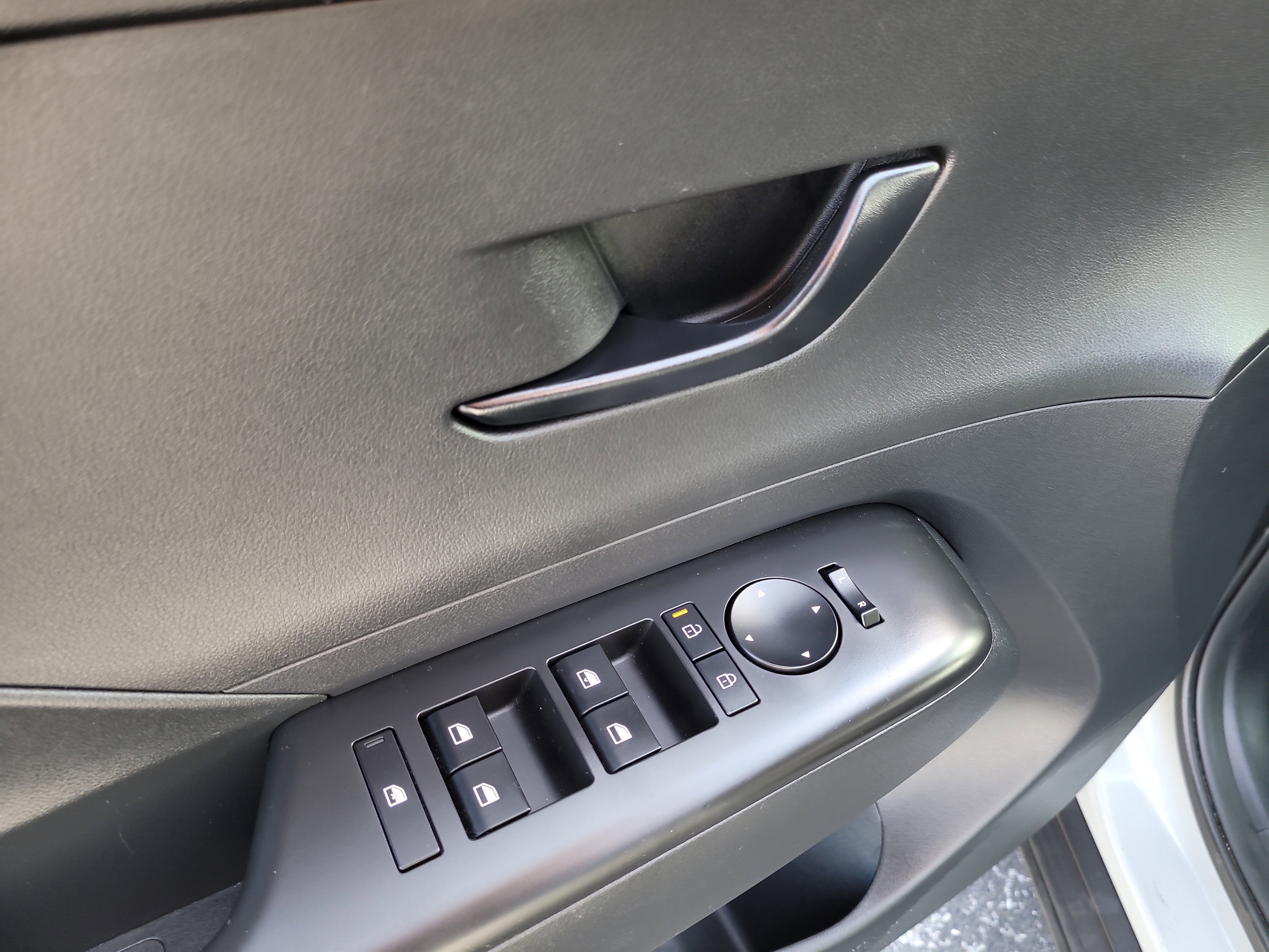 Used 2025 Hyundai Kona SEL image 18