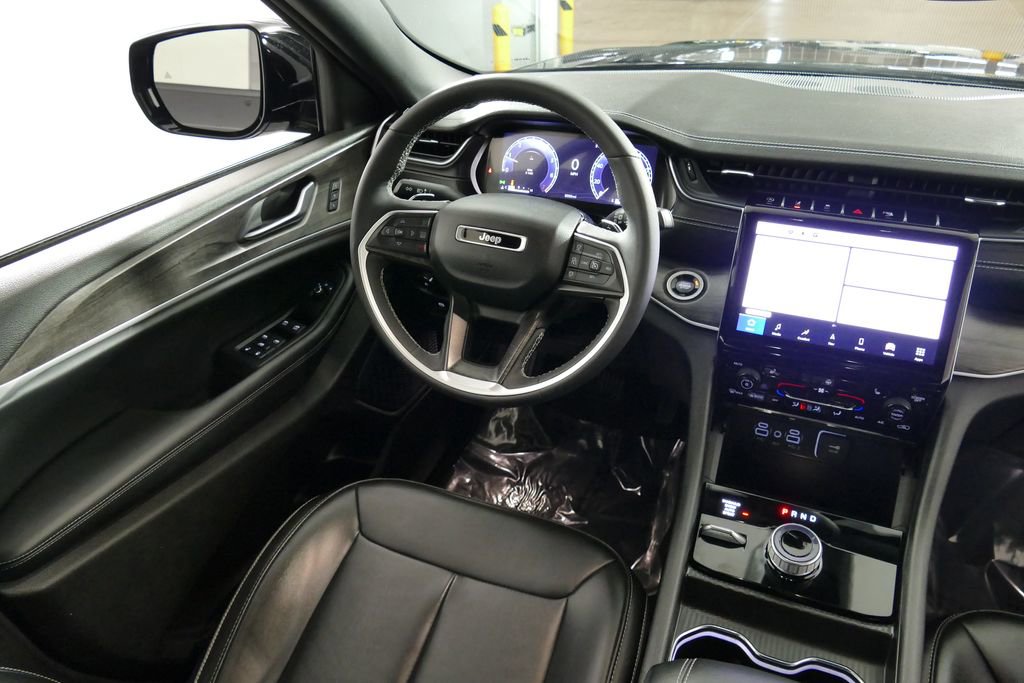Used 2024 Jeep Grand Cherokee Limited w/ Black Appearance Package image 9