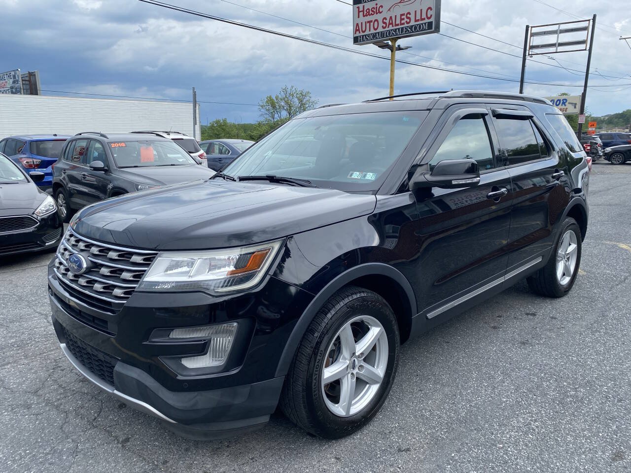 Used 2017 Ford Explorer XLT w/ Equipment Group 202A AWD/4WD image 1