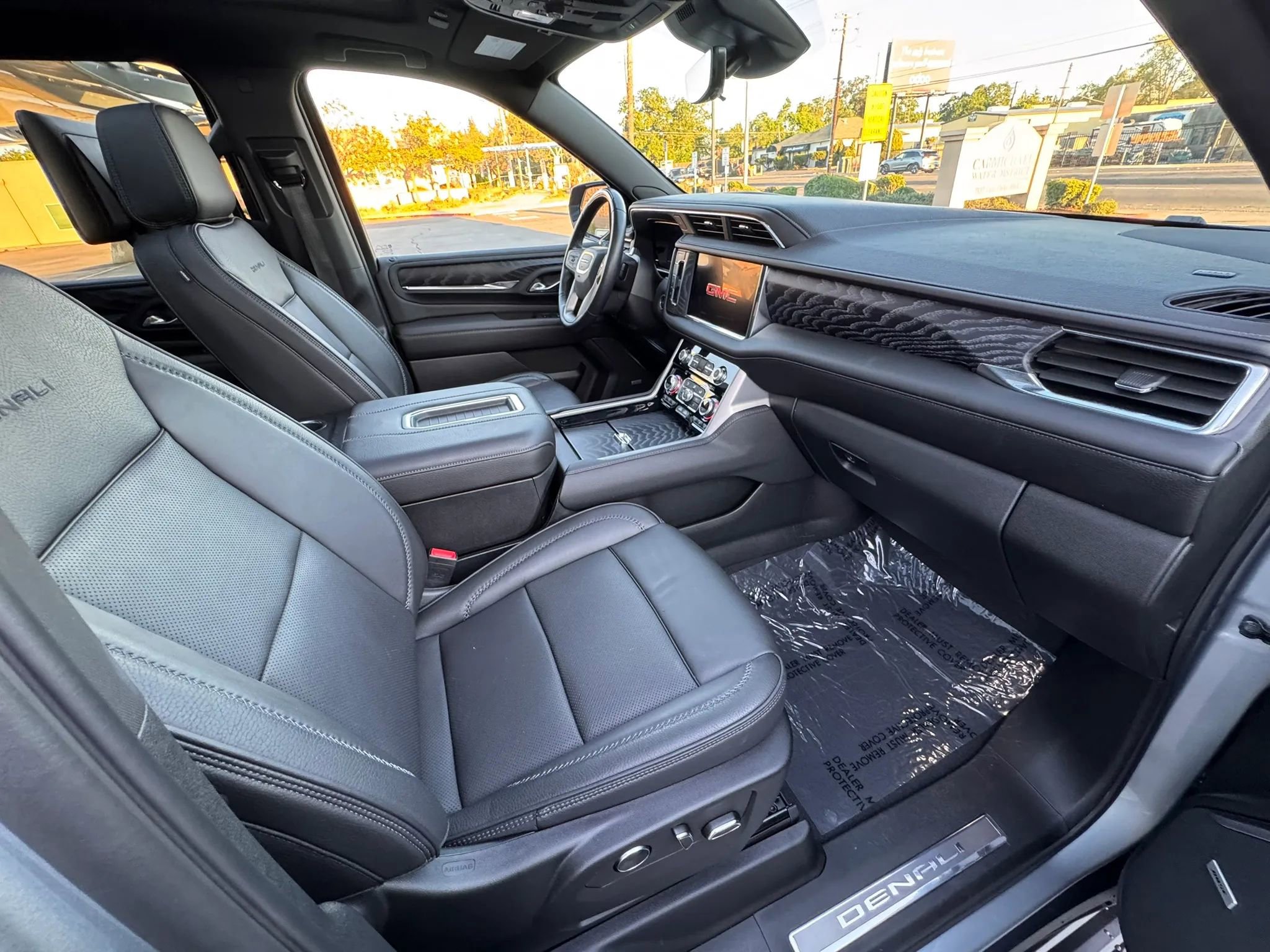 Used 2024 GMC Yukon XL Denali w/ Advanced Technology Package image 13