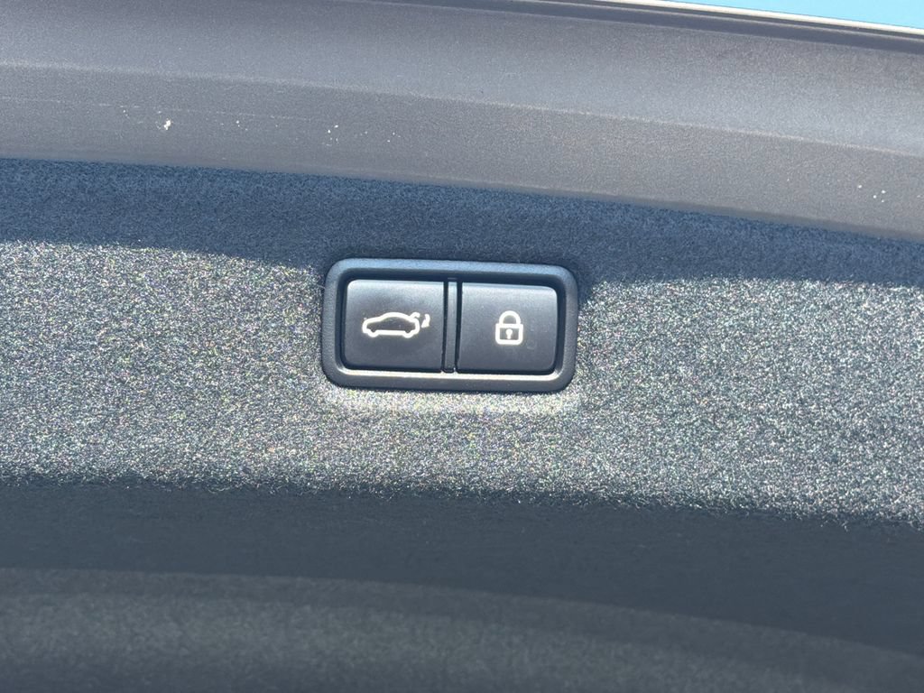 Used 2022 Genesis G90 3.3T Premium RWD image 21