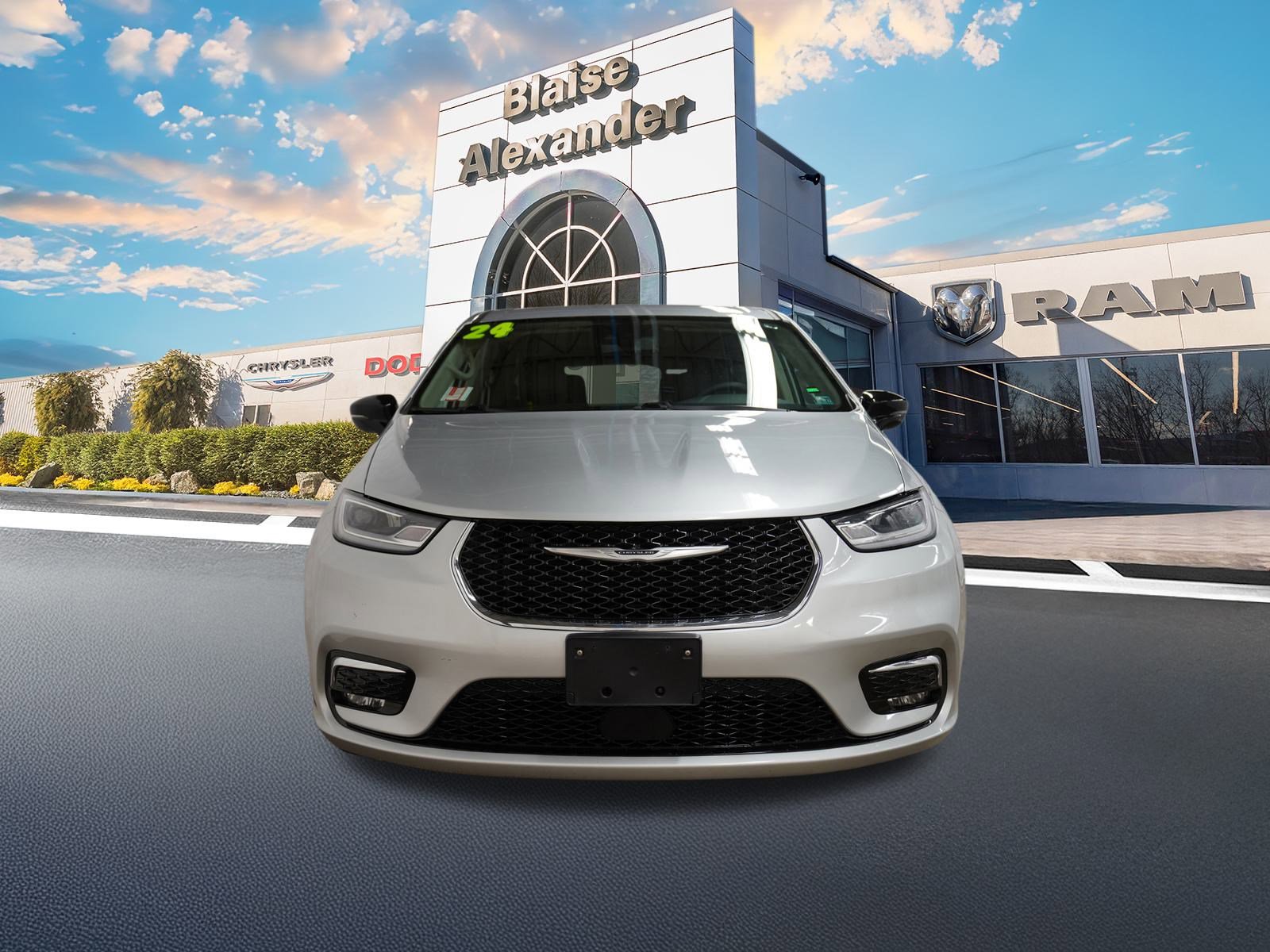 Used 2024 Chrysler Pacifica Touring-L FWD image 13
