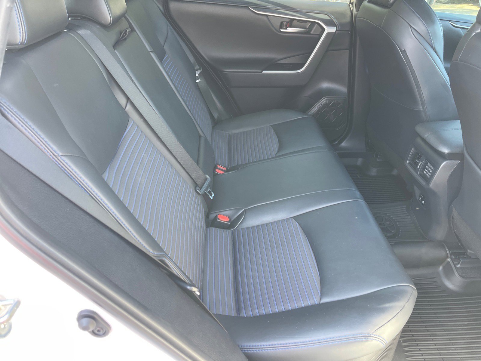 Used 2019 Toyota RAV4 XSE w/ XSE Weather Package AWD/4WD image 18