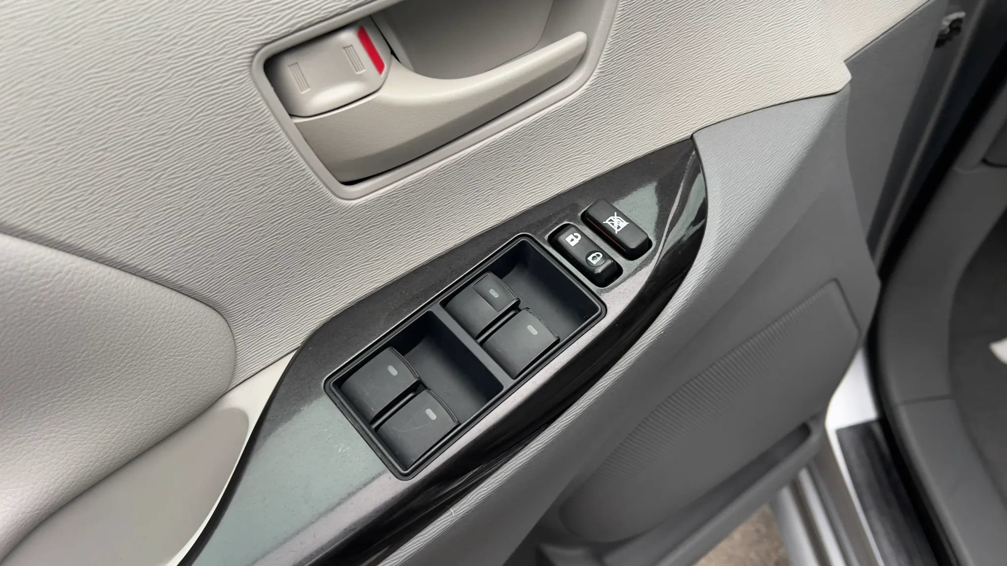 Used 2011 Toyota Sienna LE w/ Towing Pkg FWD image 23