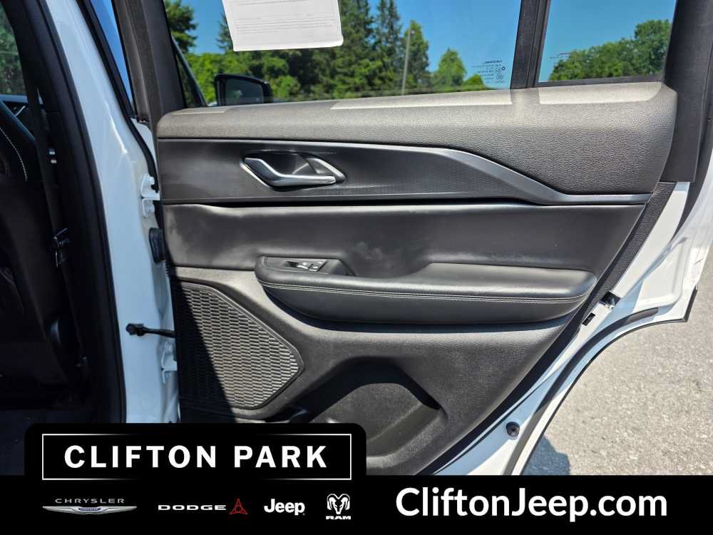 Used 2023 Jeep Grand Cherokee Altitude AWD/4WD image 17