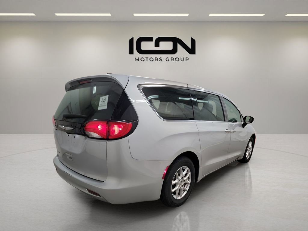 Used 2023 Chrysler Voyager LX image 2