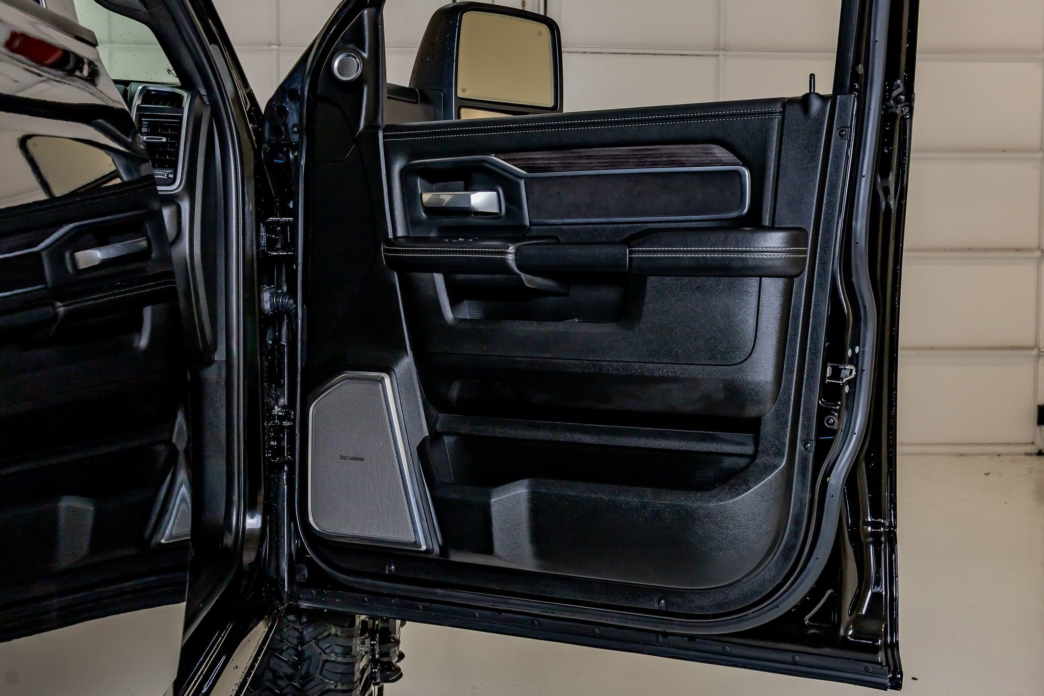 Used 2025 RAM 3500 Laramie AWD/4WD image 38