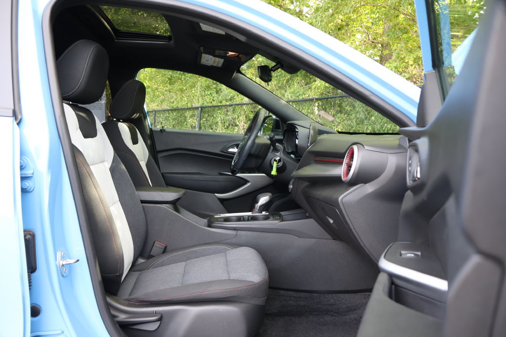 Certified 2024 Chevrolet Trax RS w/ Sunroof Package FWD image 41
