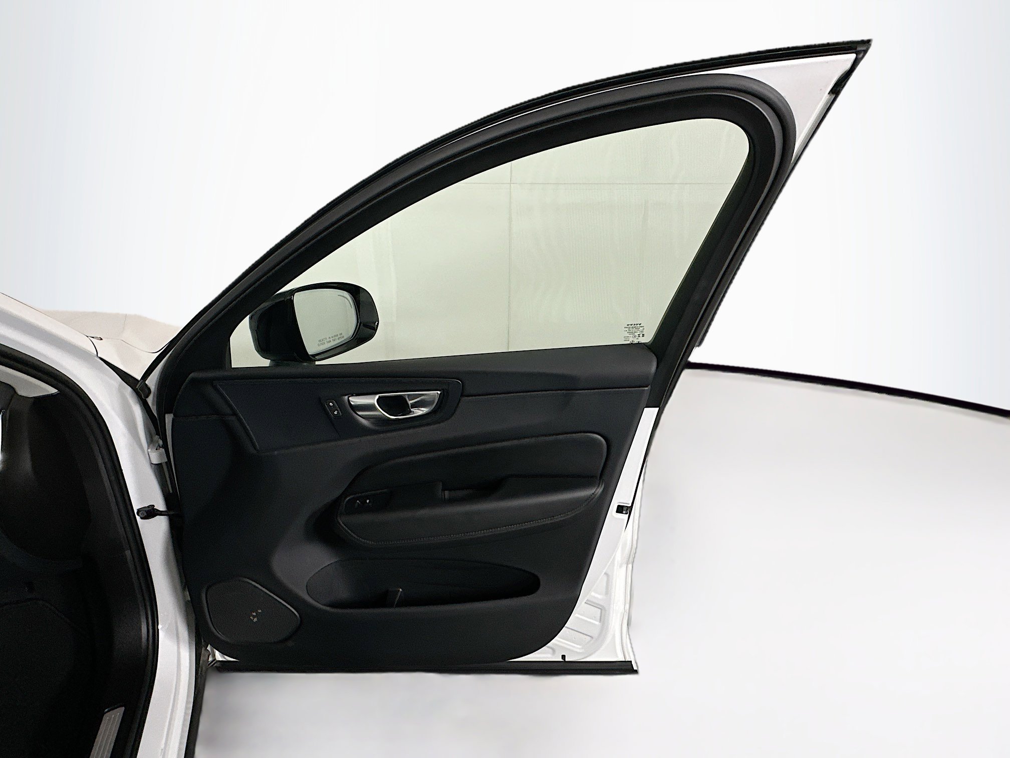 Used 2025 Volvo XC60 B5 Plus image 33
