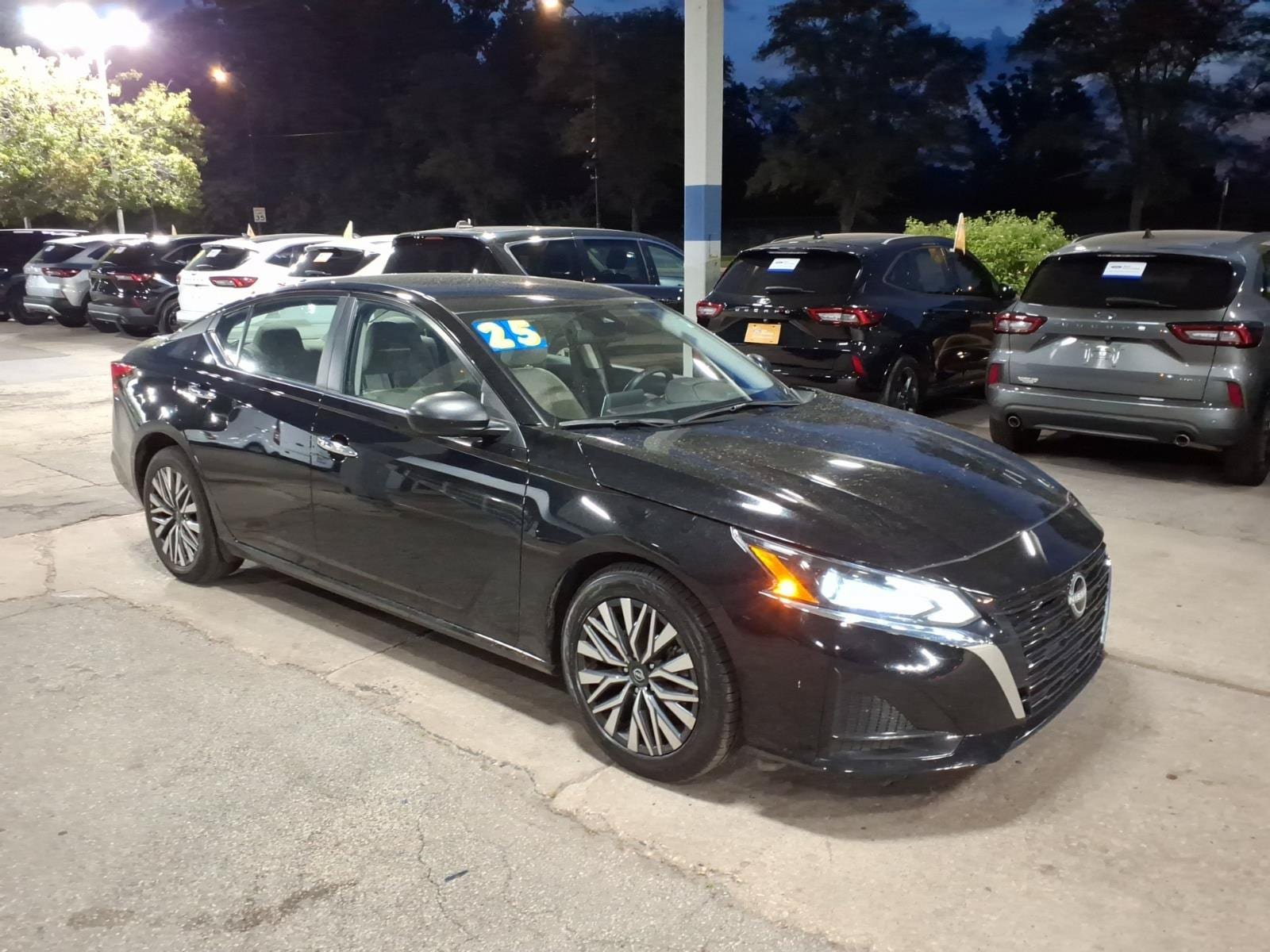 Used 2025 Nissan Altima 2.5 SV FWD image 1
