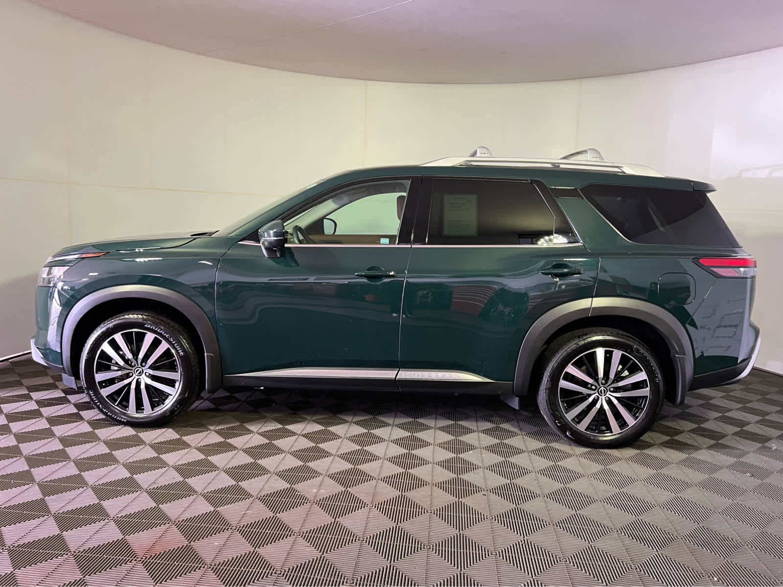 Certified 2024 Nissan Pathfinder Platinum w/ Cargo Package AWD/4WD image 4