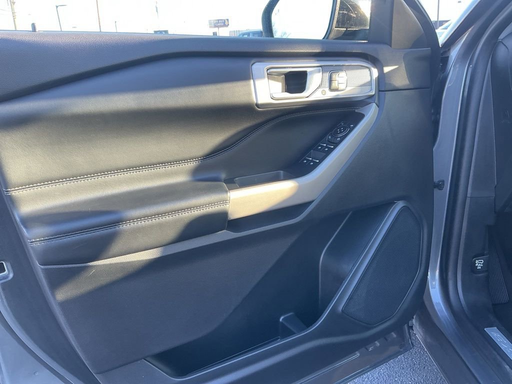 Used 2023 Ford Explorer Limited w/ Equipment Group 301A image 9