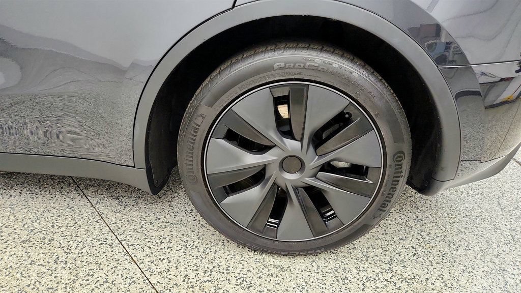 Used 2025 Tesla Model Y Long Range RWD image 9