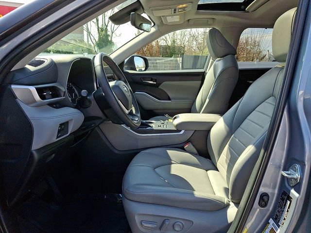 Used 2023 Toyota Highlander XLE AWD/4WD image 14