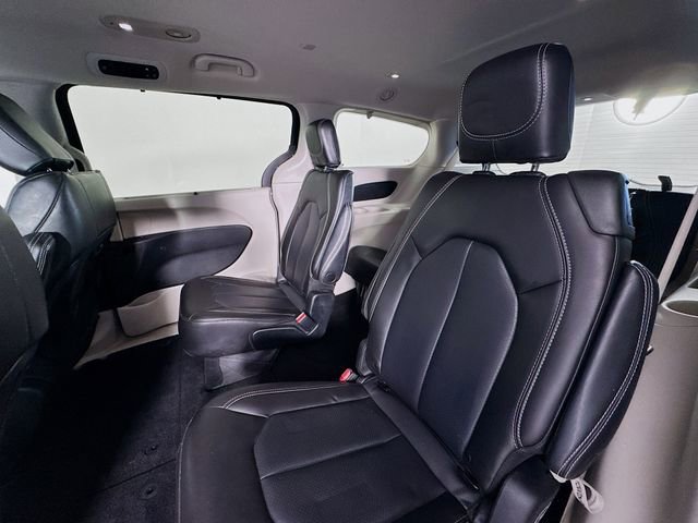 Used 2023 Chrysler Pacifica Touring-L image 21