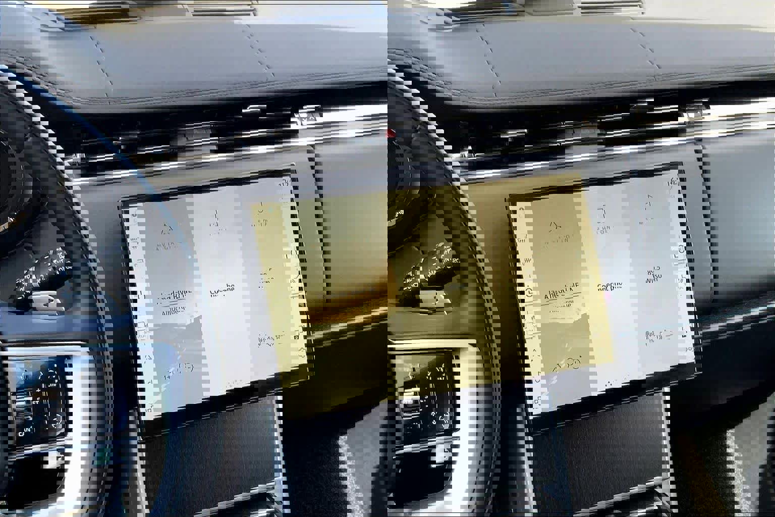 New 2025 Land Rover Range Rover SE image 6