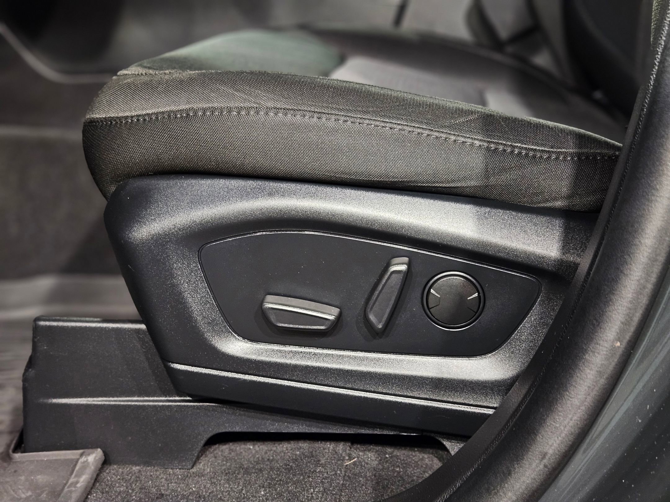 Used 2023 Ford Explorer XLT image 23