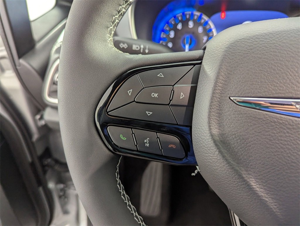 New 2026 Chrysler Pacifica Limited w/ Uconnect Theater Family Group image 21