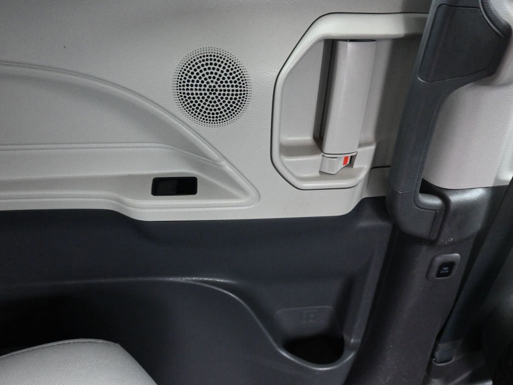 Used 2021 Toyota Sienna LE image 44
