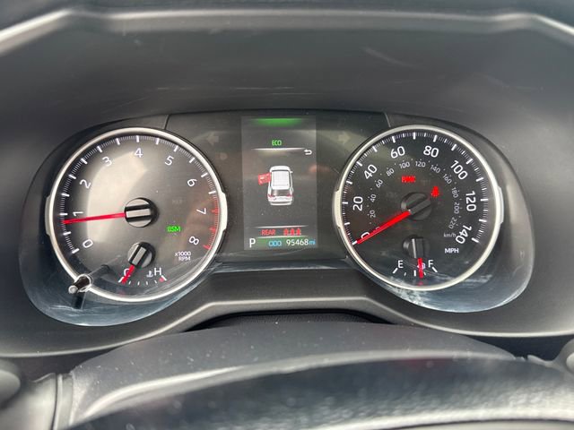 Used 2021 Toyota RAV4 XLE w/ Convenience Package FWD image 21