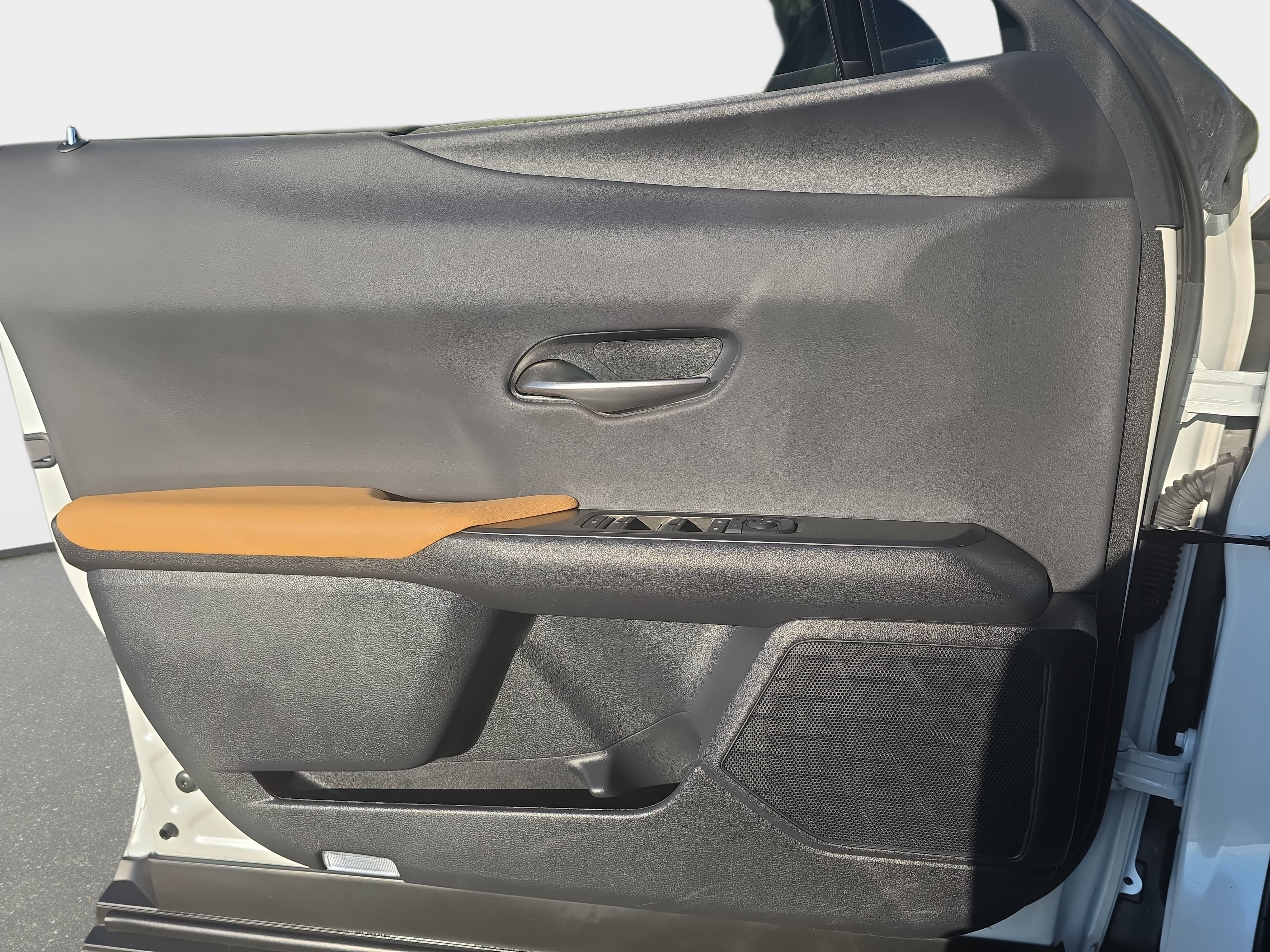 Used 2025 Lexus UX 300h FWD w/ Accessory Package (Z1) image 27