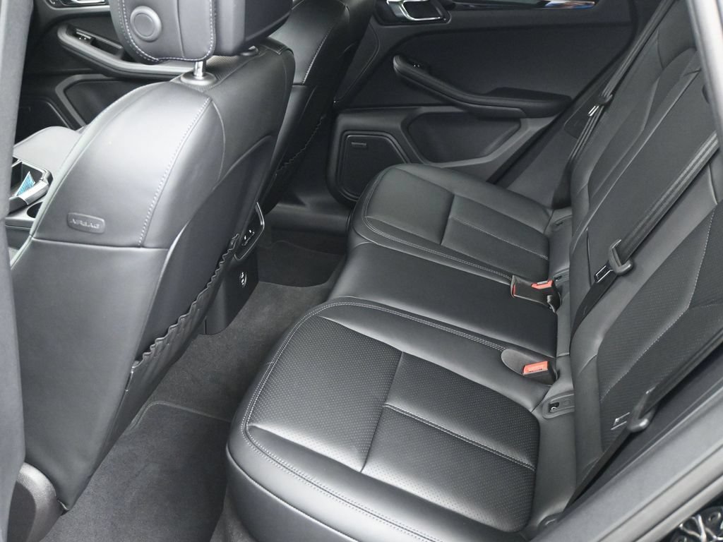 Certified 2026 Porsche Macan AWD/4WD image 7