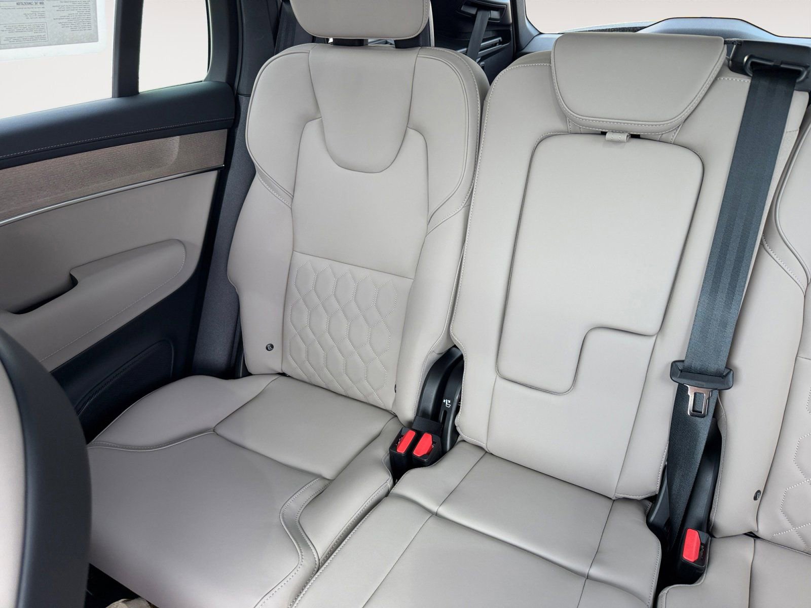 New 2026 Volvo XC90 B6 Plus w/ Protection Package Premier AWD/4WD image 13