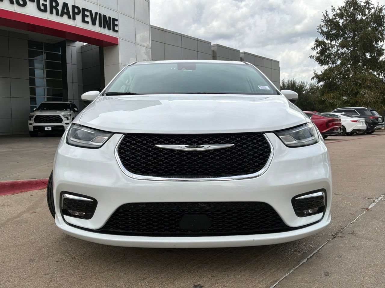 Used 2023 Chrysler Pacifica Touring-L FWD image 3
