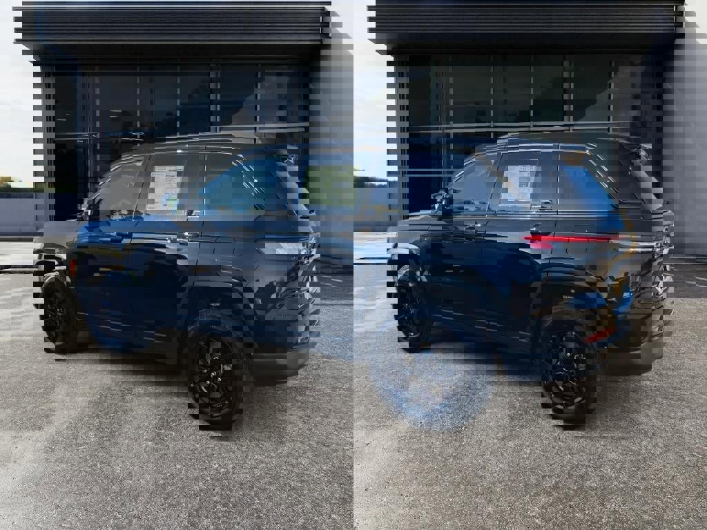 New 2025 Jeep Grand Cherokee Altitude image 4