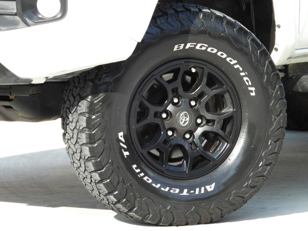 Used 2021 Toyota Tacoma SR5 RWD image 11