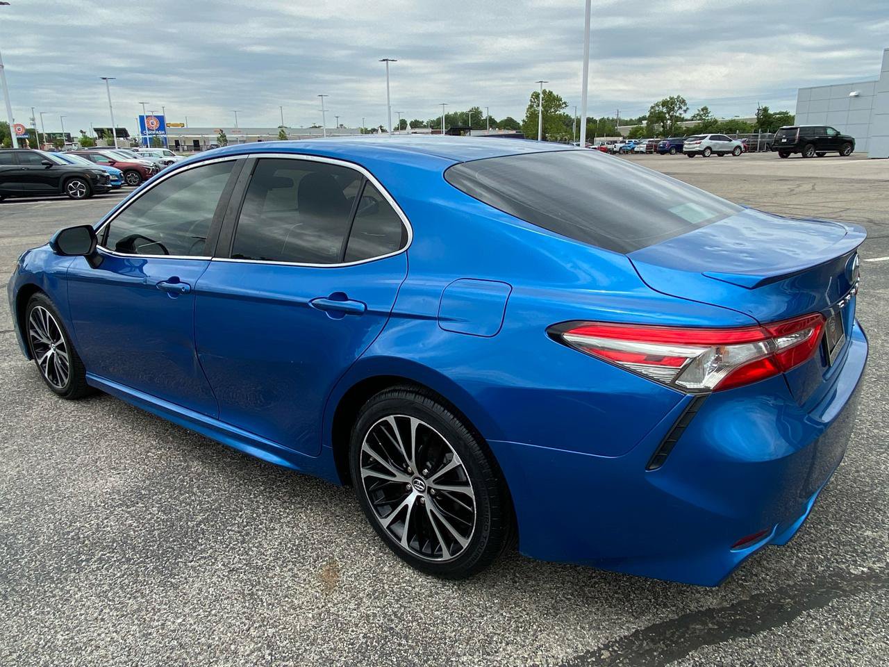 Used 2018 Toyota Camry SE w/ Moonroof Package FWD image 3