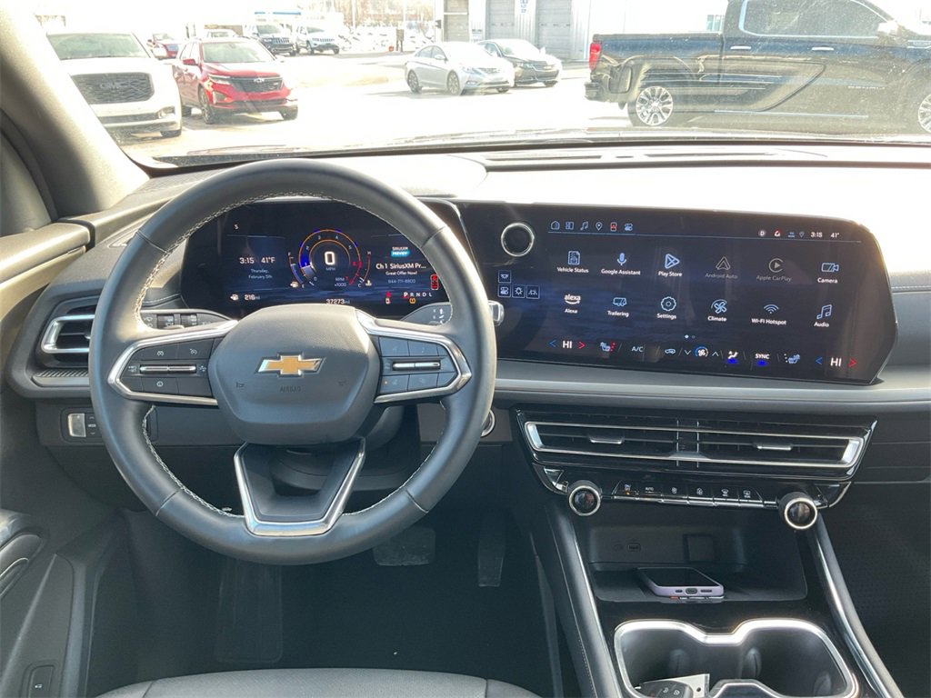 Used 2025 Chevrolet Traverse LT image 17