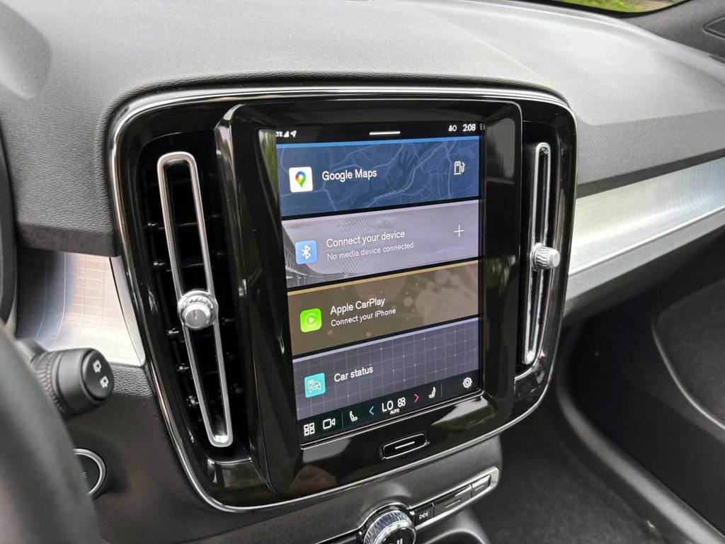 Used 2025 Volvo XC40 B5 Core image 19