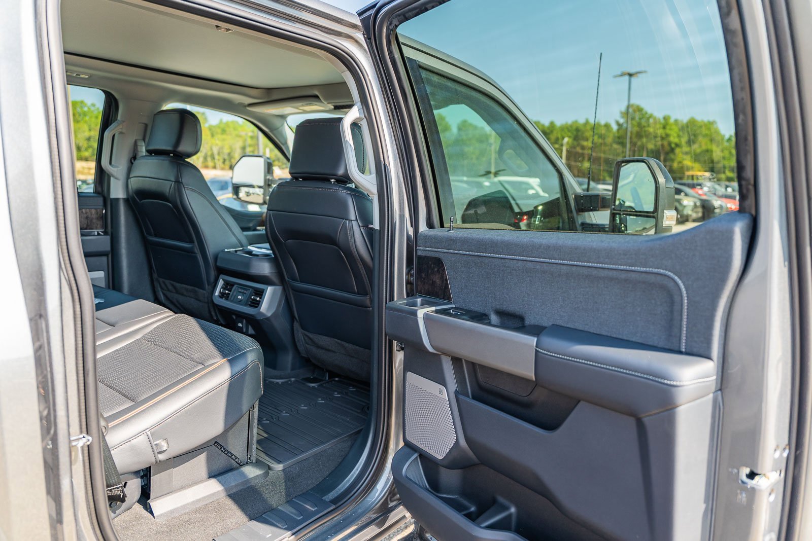 New 2025 Ford F250 Lariat w/ Black Appearance Package image 17