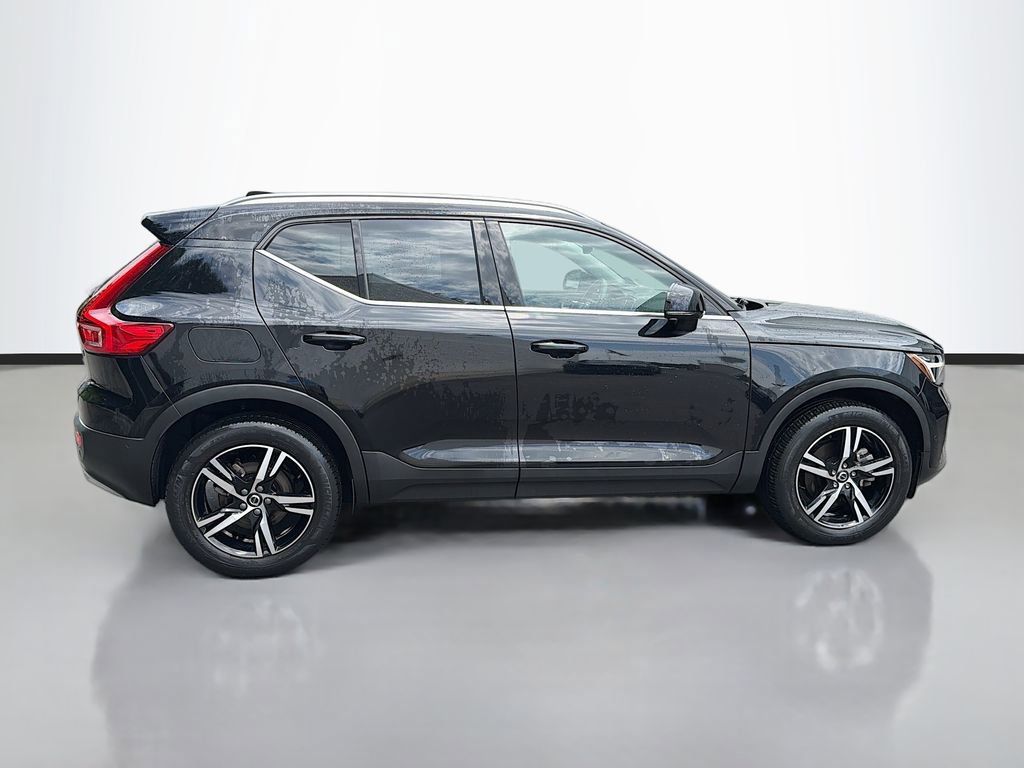 Used 2023 Volvo XC40 B5 Plus AWD/4WD image 4