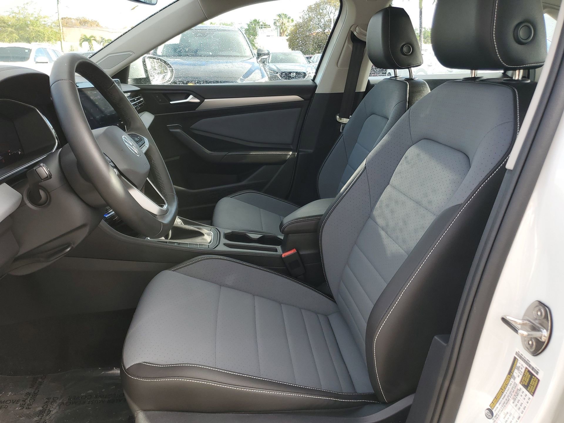 Used 2025 Volkswagen Jetta SE FWD image 18