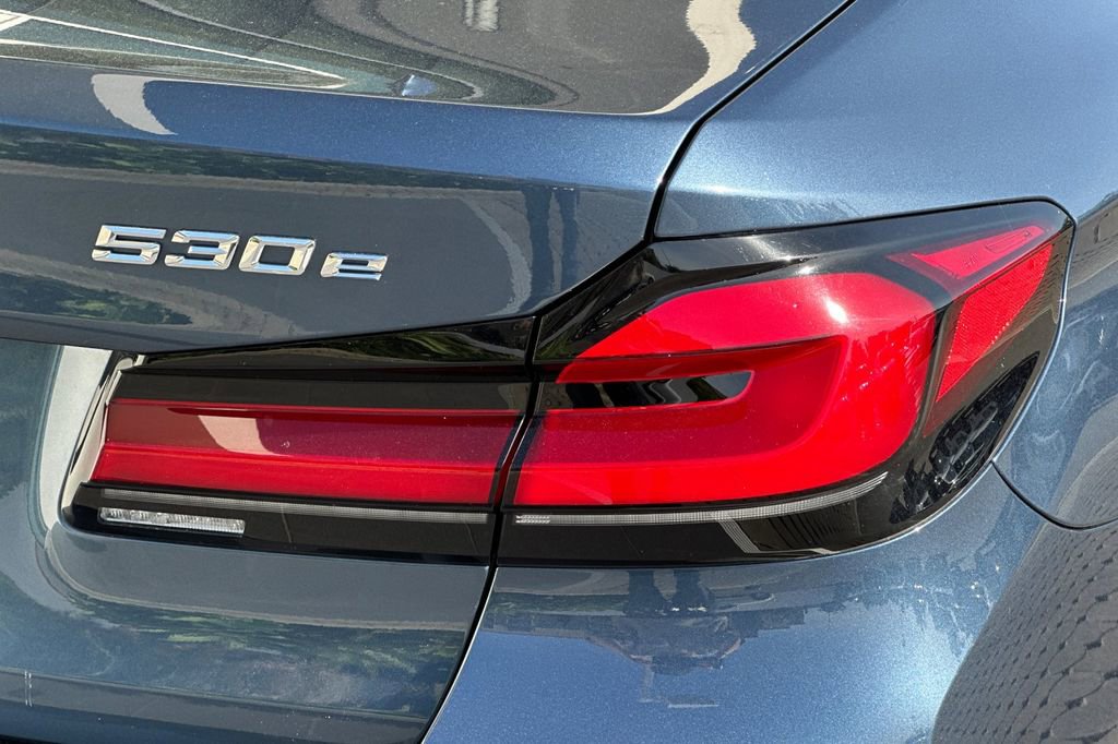 Used 2023 BMW 530e w/ Premium Package image 33