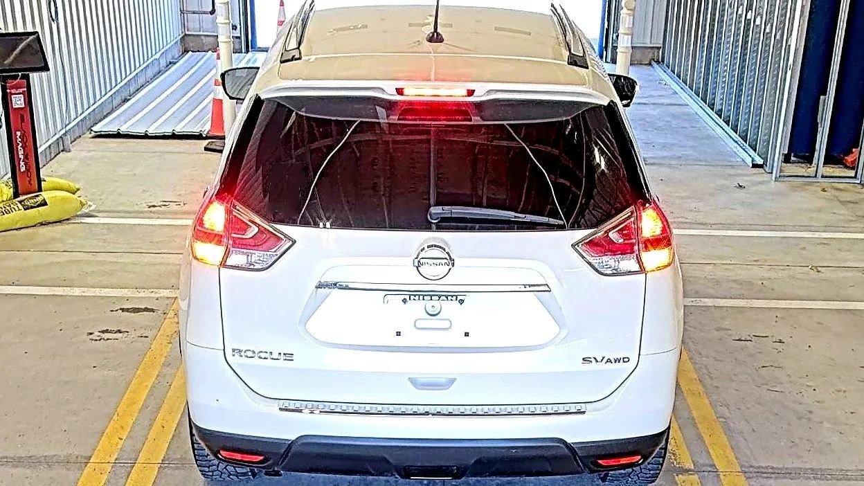 Used 2016 Nissan Rogue SV w/ SV Premium Package image 3