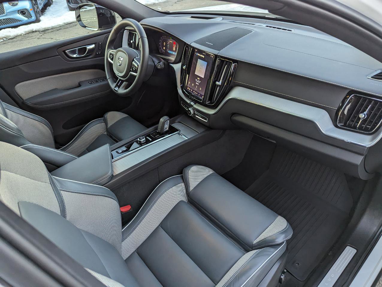 Used 2022 Volvo XC60 B5 R-Design w/ Advanced Package image 30